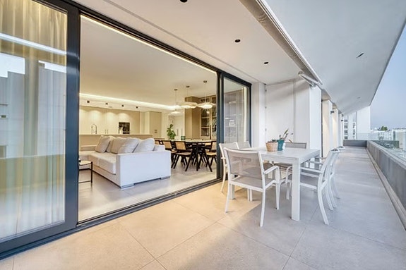 Lekker penthouse med 4 soverom, stor takterrasse og jacuzzi | Sentralt i San Pedro