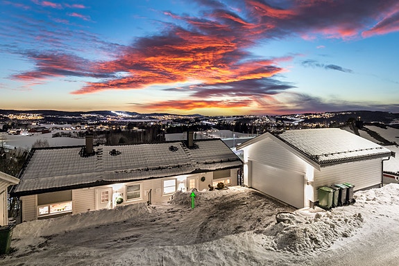 Velkommen til Nedre Damvei 8B! Påkostet og moderne halvpart av tomannsbolig oppført i 2016