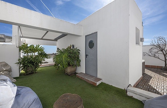 Penthouse med 5 soverom | Privat takterrasse, jacuzzi og store utearealer | Parkering og bod