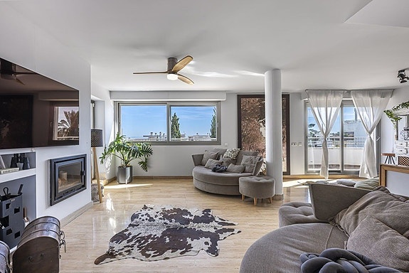 Penthouse med 5 soverom | Privat takterrasse, jacuzzi og store utearealer | Parkering og bod