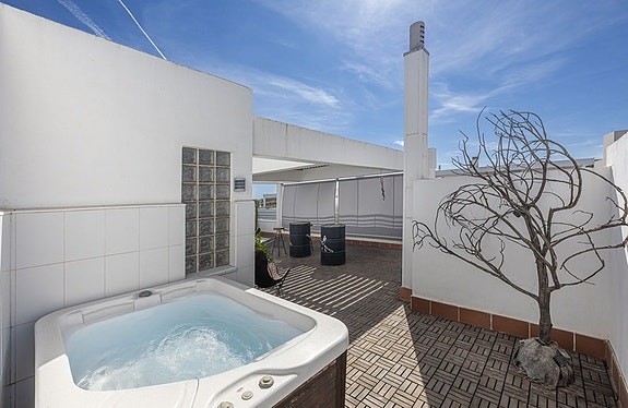 Penthouse med 5 soverom | Privat takterrasse, jacuzzi og store utearealer | Parkering og bod