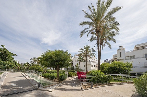 Penthouse med 5 soverom | Privat takterrasse, jacuzzi og store utearealer | Parkering og bod