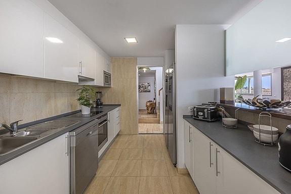 Penthouse med 5 soverom | Privat takterrasse, jacuzzi og store utearealer | Parkering og bod