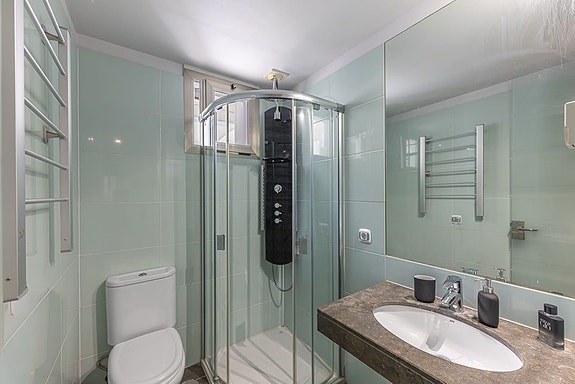 Penthouse med 5 soverom | Privat takterrasse, jacuzzi og store utearealer | Parkering og bod