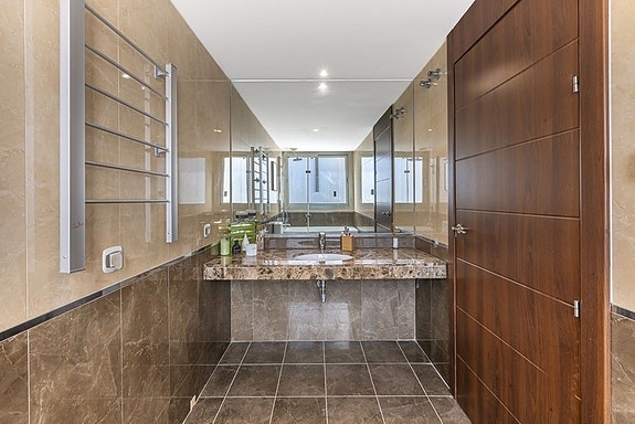 Penthouse med 5 soverom | Privat takterrasse, jacuzzi og store utearealer | Parkering og bod