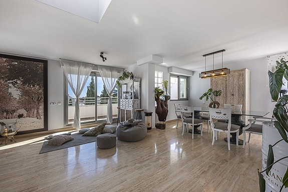 Penthouse med 5 soverom | Privat takterrasse, jacuzzi og store utearealer | Parkering og bod