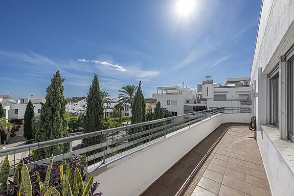 Penthouse med 5 soverom | Privat takterrasse, jacuzzi og store utearealer | Parkering og bod