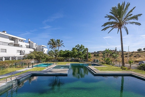 Penthouse med 5 soverom | Privat takterrasse, jacuzzi og store utearealer | Parkering og bod