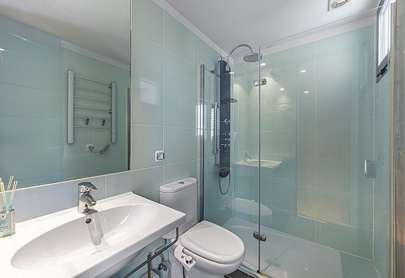 Penthouse med 5 soverom | Privat takterrasse, jacuzzi og store utearealer | Parkering og bod