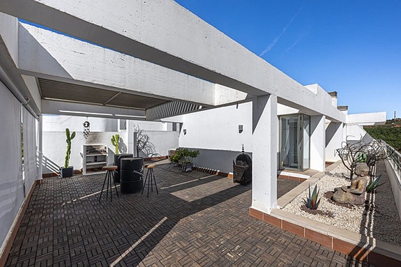Penthouse med 5 soverom | Privat takterrasse, jacuzzi og store utearealer | Parkering og bod