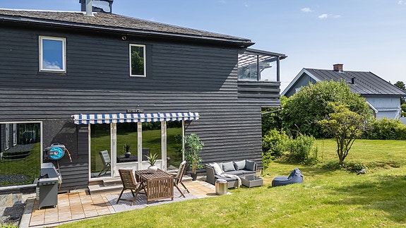 Velkommen til Østre Totenveg 15!
Flott uteplass utenfor stue i 1. etasje.