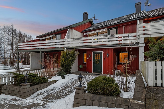 Velkommen til Pytterønningen 3B - Et pent rekkehus over 2 plan med barnevennlig beliggenhet, terrasse og balkong og egen parkeringsplass - Presentert av Eiendomsmegler Katrine Wilberg v/DNB Eiendom.