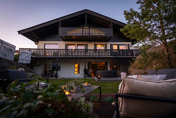 Eiendommen ligger skjermet og tilbaketrukket til, med nydelig hage og solrike terrasser.