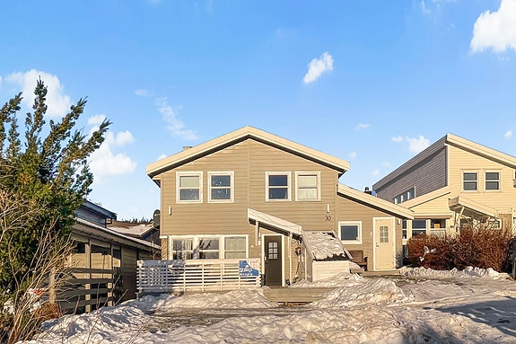 Velkommen til Løsvingen 30, presentert av EiendomsMegler 1 v/ Jim Håkon Ryan Karlsen. Foto: ELW media (Espen Wåde).