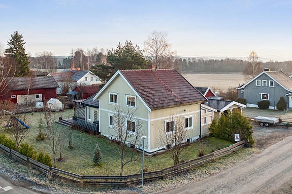 Velkommen til Sløyfa 45! Romslig og godt vedlikeholdt enebolig over tre plan. (Foto: EFKT v/ Pål Godager)