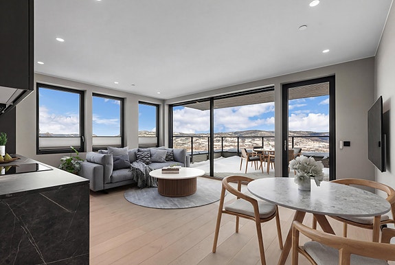 Privatmegleren ved Morten Liavaag har gleden av å presentere denne lekre 2-roms leiligheten fra 2024 med store vinduer, flott utsikt og terrasse på 20 kvm.