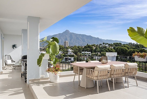 Penthouse med med 5 soverom | 84 m² terrasse | Nyrenovert standard | Puerto Banus og strand