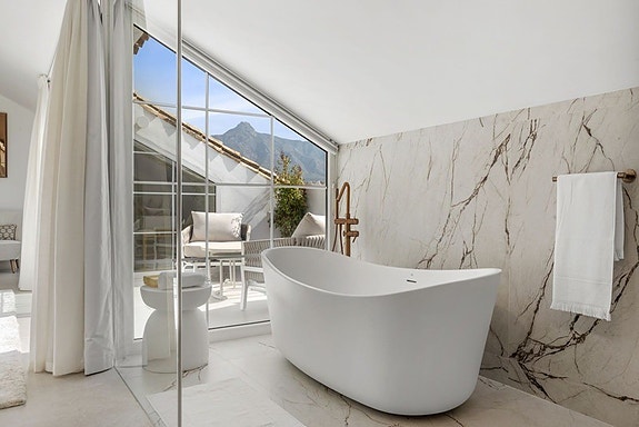 Penthouse med med 5 soverom | 84 m² terrasse | Nyrenovert standard | Puerto Banus og strand