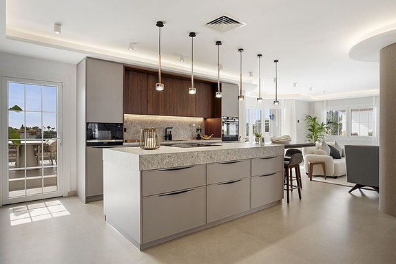 Penthouse med med 5 soverom | 84 m² terrasse | Nyrenovert standard | Puerto Banus og strand