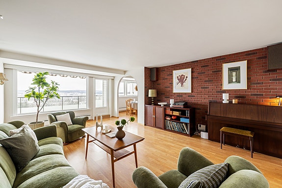 Kari Killi v/ Notar Romerike har gleden av å presentere Bjørnefaret 4B. Foto: Foto by Helene.