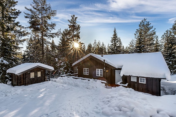 Velkommen til Bråtåhøgda 73! Idyllisk og usjenert fritidseiendom beliggende i naturskjønne omgivelser på Trautskogen i Nord-Odal kommune
