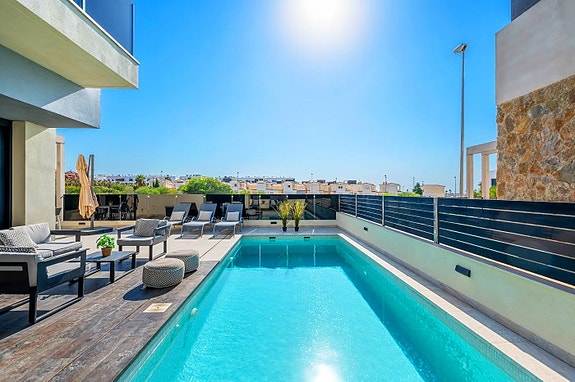 Innflyttningsklar villa med 4 soverom og 4 bad | Privat basseng, takterrasse med havutsikt og romslig underetasje