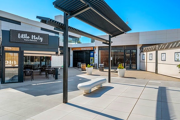 Innflyttningsklar villa med 4 soverom og 4 bad | Privat basseng, takterrasse med havutsikt og romslig underetasje