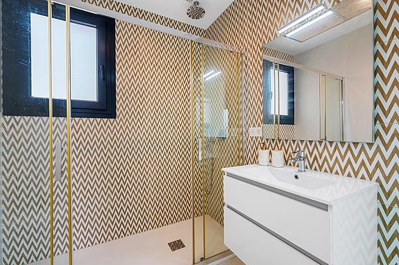 Innflyttningsklar villa med 4 soverom og 4 bad | Privat basseng, takterrasse med havutsikt og romslig underetasje