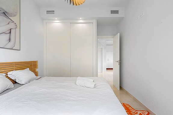 Innflyttningsklar villa med 4 soverom og 4 bad | Privat basseng, takterrasse med havutsikt og romslig underetasje