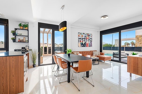 Innflyttningsklar villa med 4 soverom og 4 bad | Privat basseng, takterrasse med havutsikt og romslig underetasje