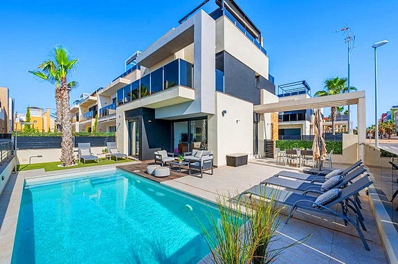 Innflyttningsklar villa med 4 soverom og 4 bad | Privat basseng, takterrasse med havutsikt og romslig underetasje