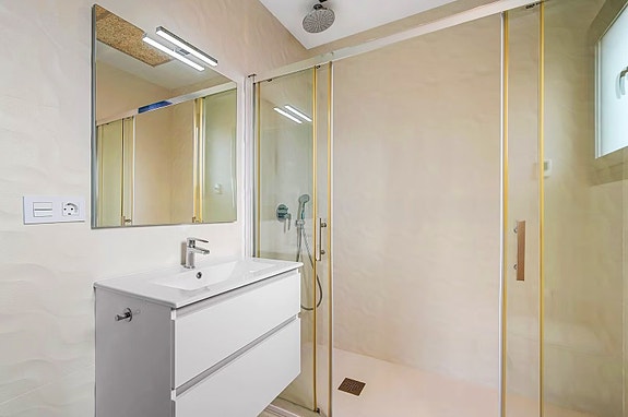 Innflyttningsklar villa med 4 soverom og 4 bad | Privat basseng, takterrasse med havutsikt og romslig underetasje