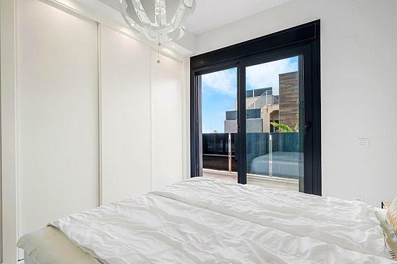 Innflyttningsklar villa med 4 soverom og 4 bad | Privat basseng, takterrasse med havutsikt og romslig underetasje