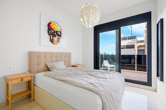 Innflyttningsklar villa med 4 soverom og 4 bad | Privat basseng, takterrasse med havutsikt og romslig underetasje