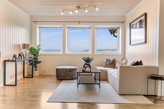 Velkommen til Bekkelifaret 1B! Fotograf: Aleksander O´leary. Store vinduer gir fantastisk utsyn mot Mjøsa og Brumunddal.