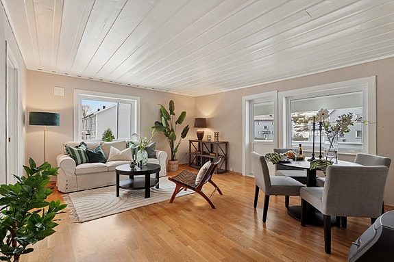 Velkommen til Wistings vei 28 - en lun og romslig leilighet i 1. etg av firemannsbolig.