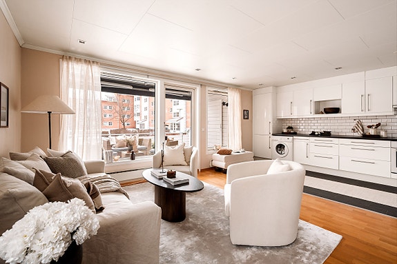 Tom Martinsen v/Krogsveen har gleden av å presentere en moderne og delikat 4-roms med en sjelden stor balkong og sentral, men rolig beliggenhet.