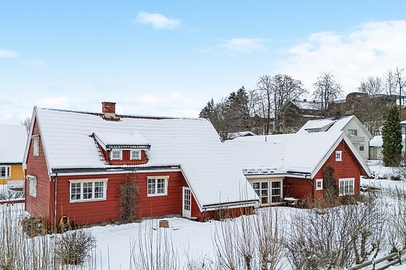 EFKT V/ Bente Nijora Aalberg. En innholdsrik enebolig oppført i 1915, med senere tilbygg og moderniseringer.