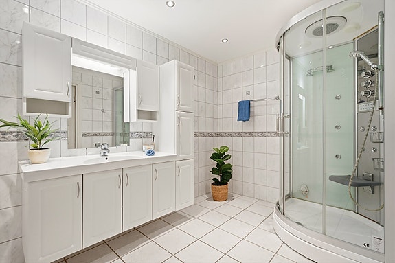 Badet inneholder steamdusj/dusjkabinett, romslig baderomsinnredning.