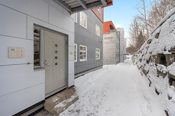 Felles inngangsparti med belegningsstein.