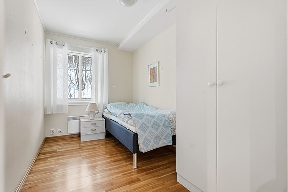 Soverom 2- Lyst fint rom med garderobeskap