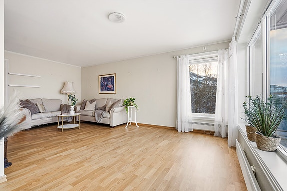 Stue med flere møbleringsmuligheter.