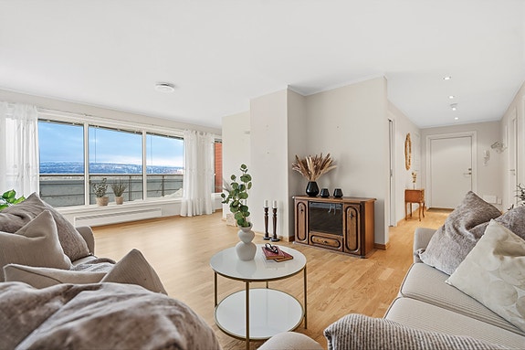 Lys og fin leilighet med gulv av parkett.