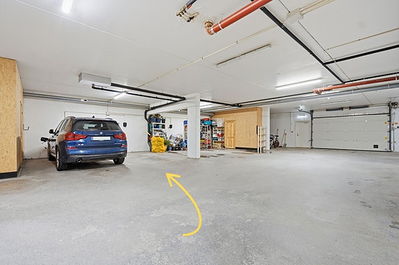 Biloppstillingsplass med opplegg for elbil-lader, samt bod i et moderne garasjeanlegg . Heis fra parkeringsplan til leiligheten i 3. etasje.