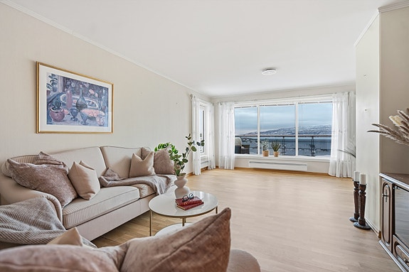 Romslig stue med store vindusflater.