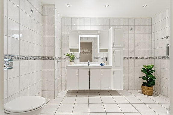 Flislagt bad med varmekabler i gulv.