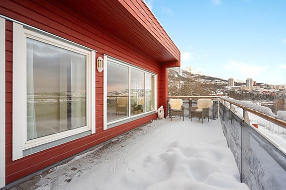 Balkong med lite innsyn og god plass for utemøbler.