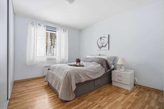 Soverom 1- Stort og flott soverom med god plass til soveromsmøbler.