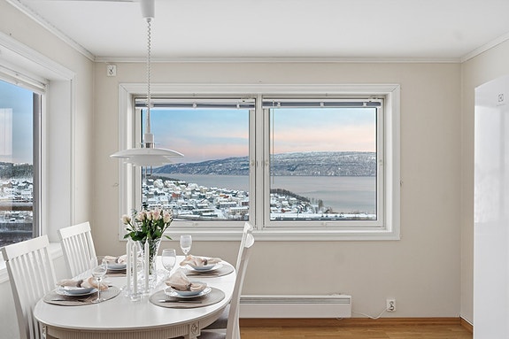 Romslig kjøkken med god plass til spisebord, vakker utsikt fra eiendommen!