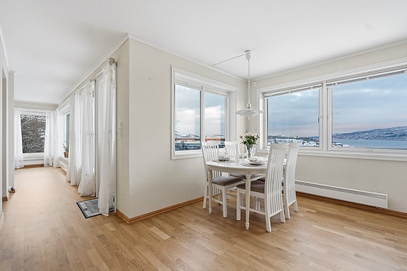 Store vindusflater gir godt med lysinnslipp og utsikt i stue og kjøkken. Utgang til balkong fra stue.